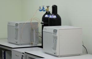 Чувствительность газохроматографического анализа достигает 10⁻¹² г/мл при мониторинге ЛОС